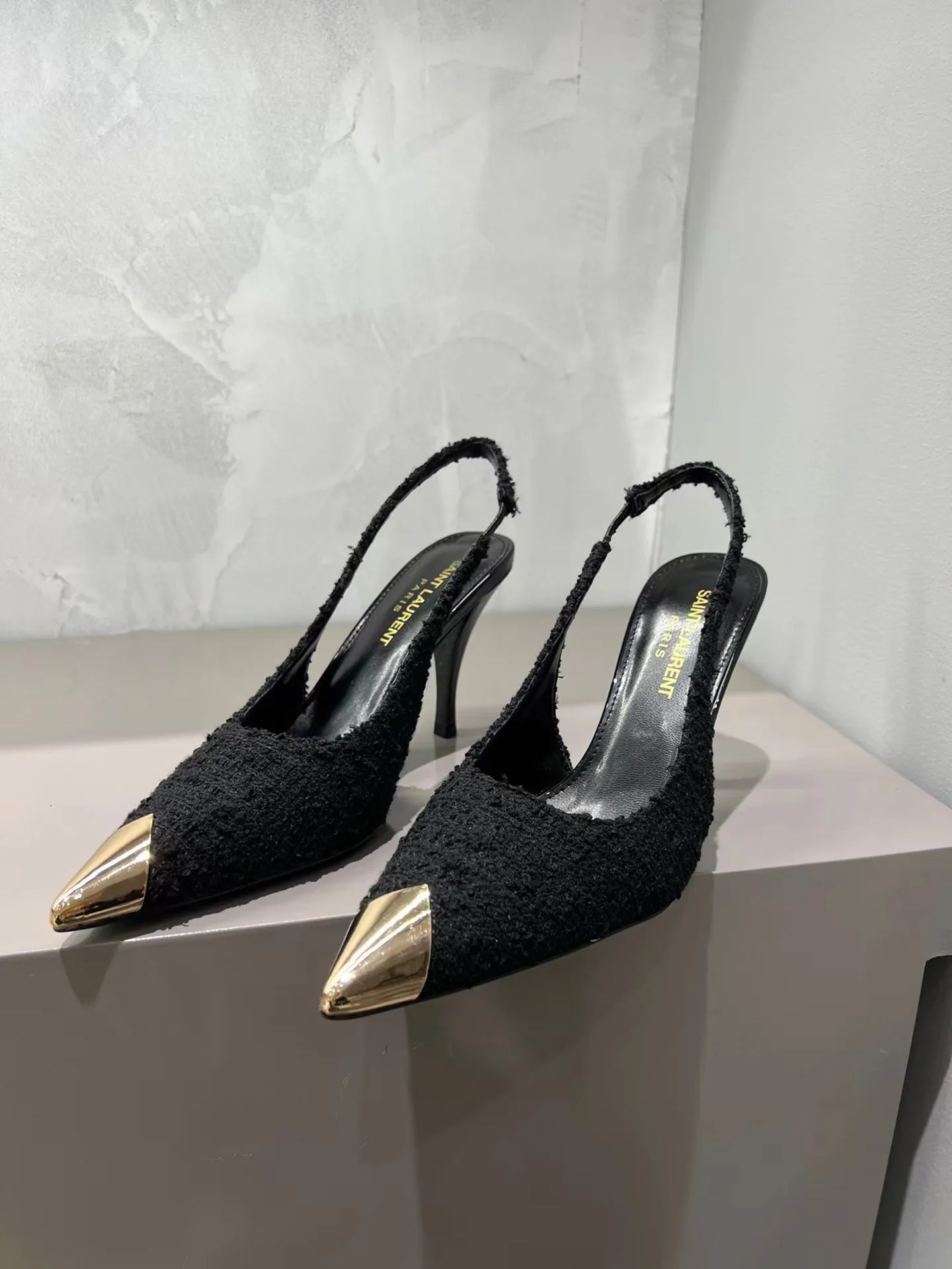 👟👟Ex-factory price 480👟👟 YSL Saint Laurent's new beautiful chain metal pointed-toe high heels. Original purchase. Really a stunner for women. Material: Customized woolen/imported Yangjing upper, original hardware molding, foot pad sheepskin, Italian genuine leather outsole. Heel height: 9cm. Available in two colors: silver chain and gold chain. Sizes: 35–39 (40 is custom-made and non-refundable)